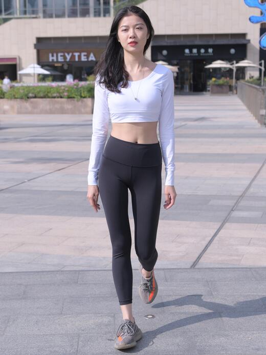 伸进女同桌乳沟里摸爽了