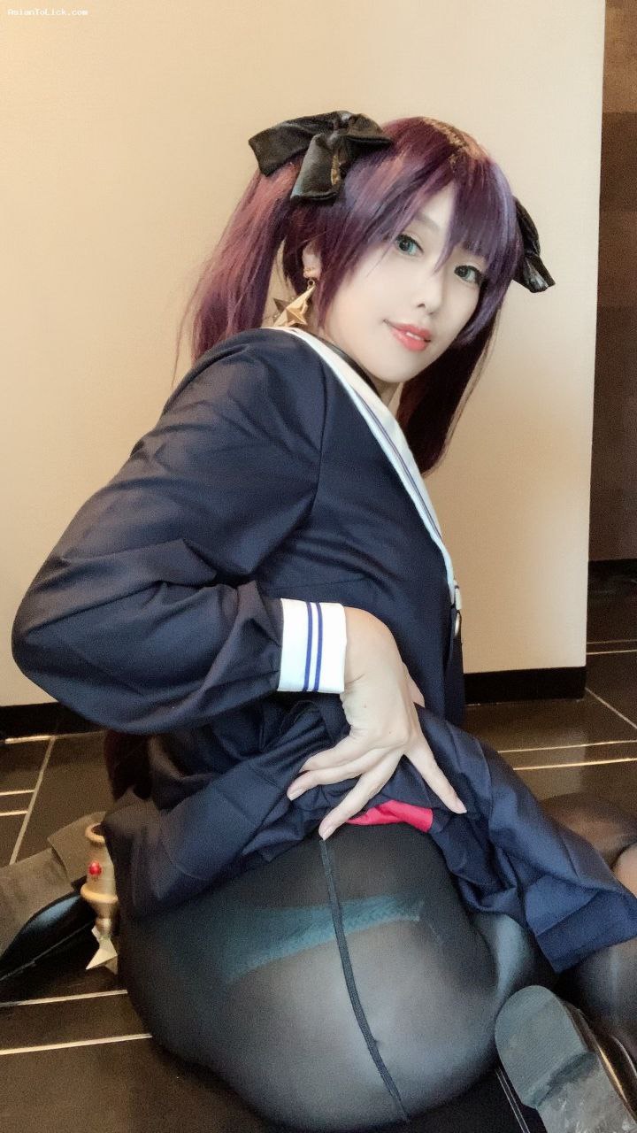 他一边吃奶一边摸下面描述